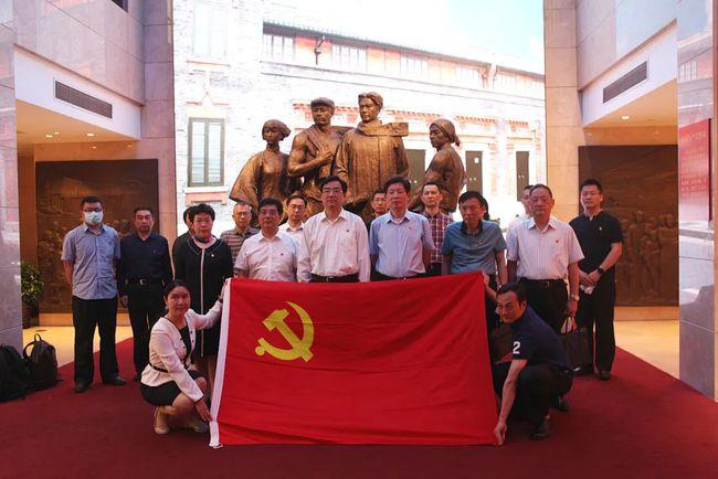 困在俱乐部的少女